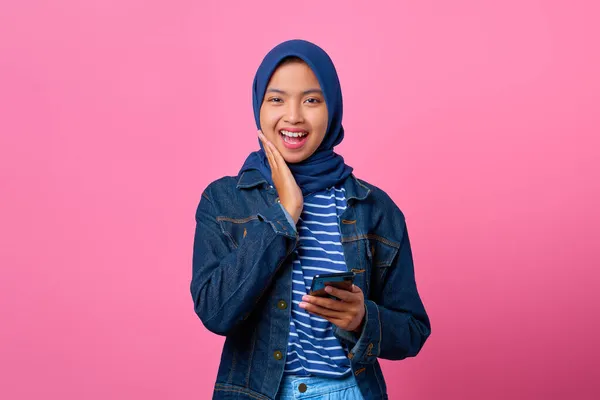 Retrato Sorrir Jovem Mulher Asiática Segurando Telefone Celular Com Mão — Fotografia de Stock