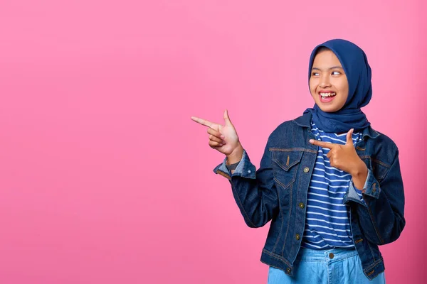 Portrait Smiling Young Asian Woman Pointing Copy Space Finger — Stock Photo, Image