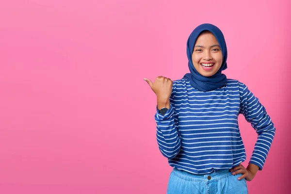 Portret Van Lachende Jonge Aziatische Vrouw Wijzen Naar Ruimte Kopiëren — Stockfoto