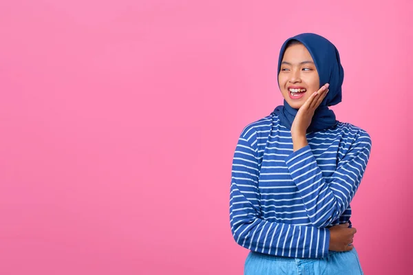 Portret Van Lachende Jonge Aziatische Vrouw Met Hand Wang Zoek — Stockfoto