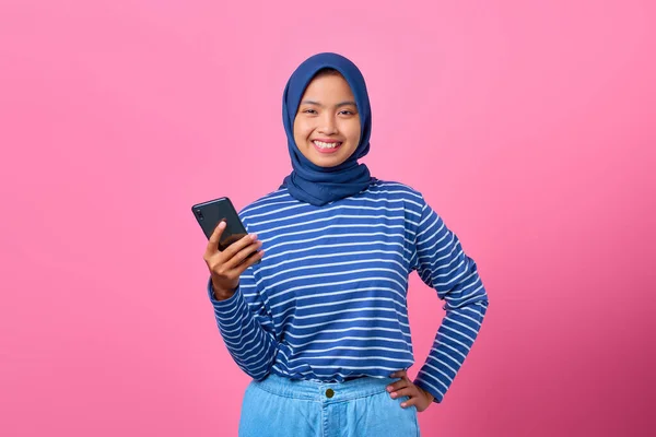 Portret Van Gelukkige Jonge Aziatische Vrouw Met Smartphone Roze Achtergrond — Stockfoto