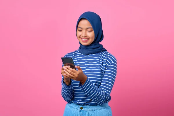 Portré Boldog Fiatal Ázsiai Használó Mobiltelefon Rózsaszín Háttér — Stock Fotó
