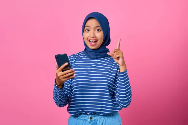 Portret Van Opgewonden Jonge Aziatische Vrouw Met Smartphone Met Een — Stockfoto