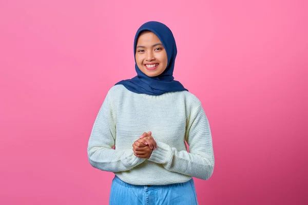 Retrato Bela Mulher Asiática Sorrindo Com Mão Juntos Fundo Azul — Fotografia de Stock