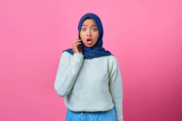 Pembe Arka Planda Akıllı Telefondan Konuşan Genç Asyalı Kadının Portresi — Stok fotoğraf