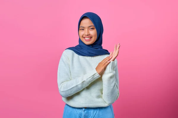 Retrato Sorrindo Jovem Ásia Mulher Mostrando Batendo Palmas Gesto Rosa — Fotografia de Stock