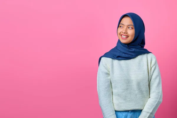 Retrato Una Joven Asiática Sonriente Mirando Lado Sobre Fondo Rosa —  Fotos de Stock