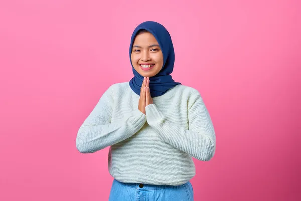 Πορτρέτο Του Χαμογελαστού Νεαρή Ασιατική Γυναίκα Δείχνει Προσευχή Χειρονομία Ροζ — Φωτογραφία Αρχείου