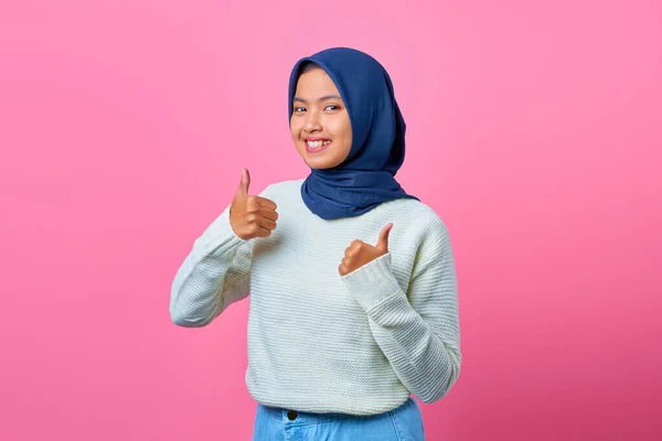 Retrato Sonriente Hermosa Mujer Asiática Mostrando Los Pulgares Hacia Arriba — Foto de Stock