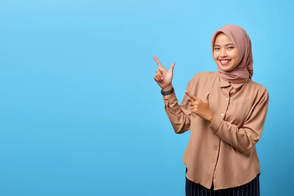 Retrato Una Joven Asiática Sonriente Apuntando Copiar Espacio Con Dedo —  Fotos de Stock