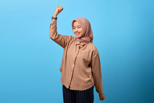 Heyecanlı Asyalı Genç Bir Kadının Portresi Başarıyı Kollarını Kaldırarak Kutluyor — Stok fotoğraf