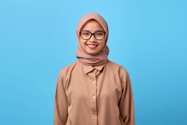 Potret Wanita Asia Muda Yang Tersenyum Mengenakan Kacamata Dengan Latar — Stok Foto