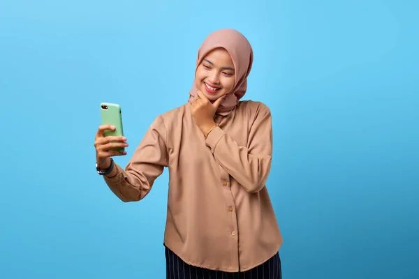 Retrato Joven Mujer Asiática Alegre Mira Teléfono Móvil Con Mano —  Fotos de Stock