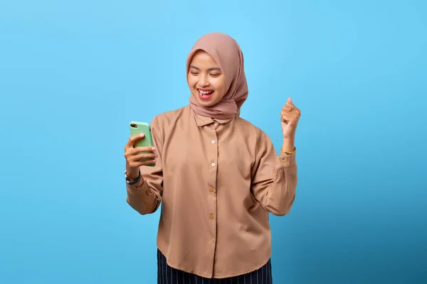 Retrato Animado Alegre Jovem Mulher Asiática Comemorando Ganhar Com Telefone — Fotografia de Stock