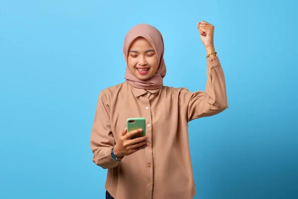 Πορτρέτο Ενθουσιασμένοι Χαρούμενα Νεαρή Ασιατική Γυναίκα Γιορτάζει Νίκη Κινητό Τηλέφωνο — Φωτογραφία Αρχείου
