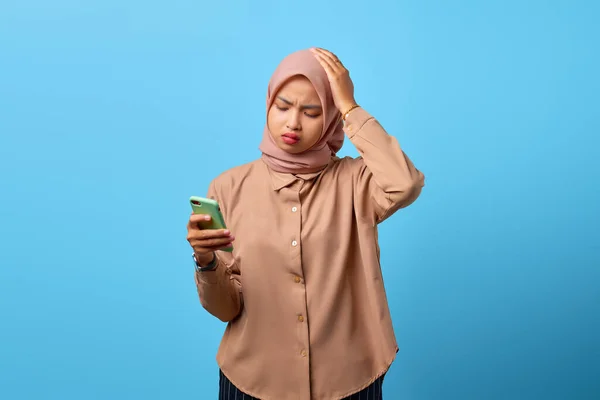 悲しみの肖像若いですアジアの女性は頭の上に手で携帯電話を保持 — ストック写真