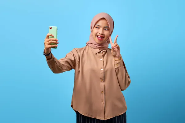 Retrato Alegre Jovem Mulher Asiática Usando Telefone Celular Tirar Selfie — Fotografia de Stock