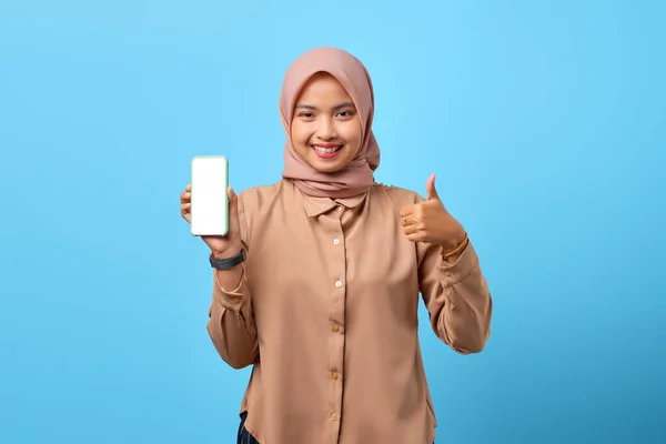 Portret Uśmiechniętej Młodej Azjatki Pokazując Smartfon Pusty Ekran Sprawia Kciuki — Zdjęcie stockowe
