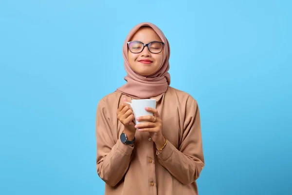 Retrato Felicidad Joven Asiática Mano Sostener Taza Sobre Fondo Azul —  Fotos de Stock