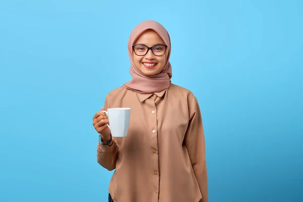 Mutluluğun Portresi Asyalı Genç Bir Kadın Mavi Arka Planda Bardağı — Stok fotoğraf
