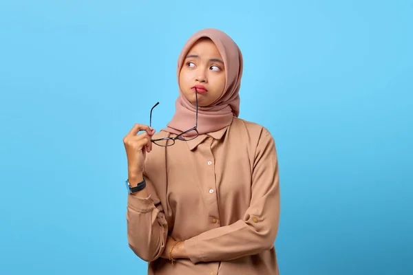 Retrato Pensar Joven Mujer Asiática Mordiendo Gafas Mirar Espacio Vacío —  Fotos de Stock