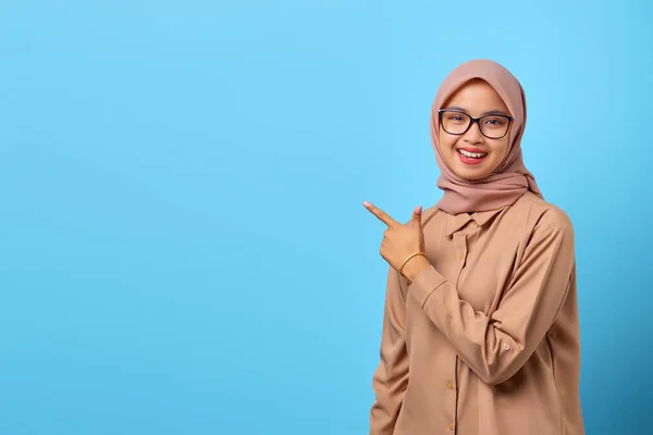 Portrait Smiling Young Asian Woman Pointing Copy Space Finger — Stock Photo, Image