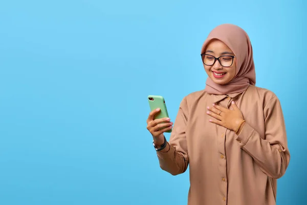 Retrato Felicidad Joven Mujer Asiática Usando Teléfono Móvil Con Otra — Foto de Stock