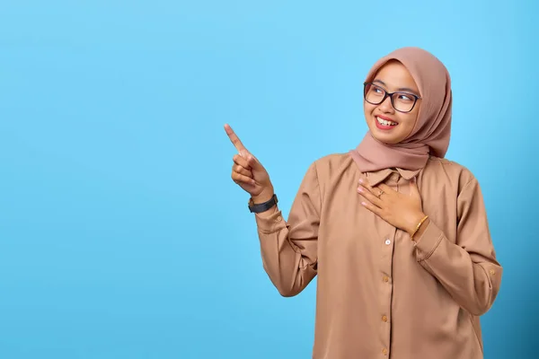 Gülümseyen Asyalı genç kadının portresi parmak ile kopyalama alanını işaret ediyor.