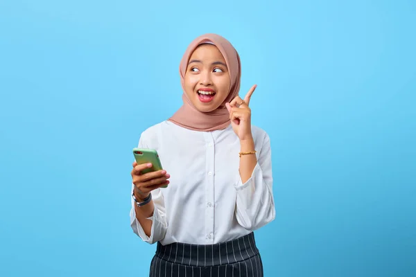 Retrato Joven Mujer Asiática Excitada Sosteniendo Teléfono Móvil Dedo Levantado —  Fotos de Stock