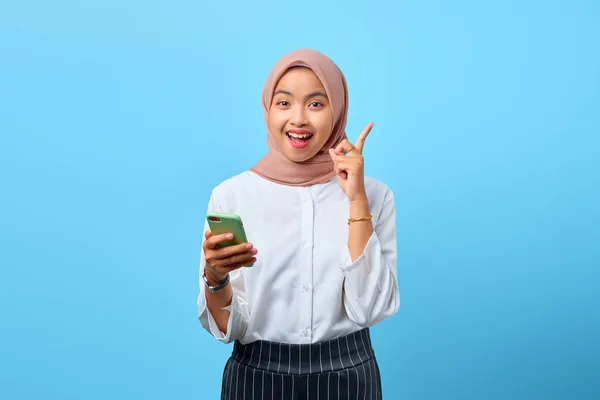 Portrét Vzrušené Mladé Asijské Ženy Držící Mobilní Telefon Zvedl Prst — Stock fotografie