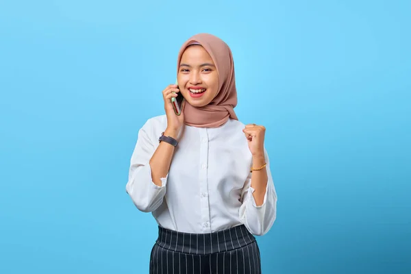 Portrait Cheerful Young Asian Woman Talking Mobile Phone Celebration Success — Stok Foto