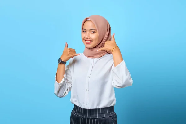 Portret Atrakcyjnej Młodej Azjatki Wykonującej Gest Telefoniczny Ręką — Zdjęcie stockowe