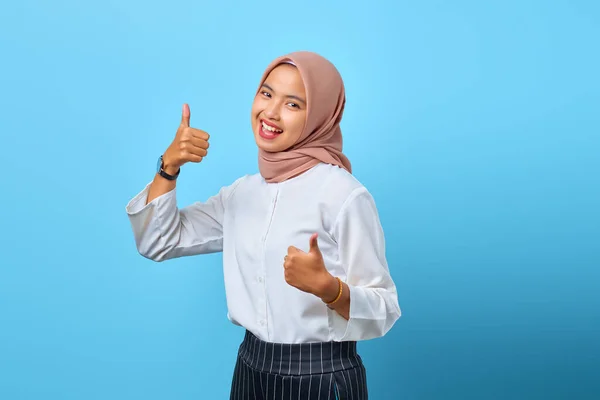 Retrato Animado Alegre Jovem Ásia Mulher Mostrando Polegares Para Cima — Fotografia de Stock