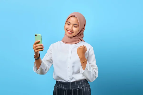 Neşeli Genç Asyalı Kadın Portresi Cep Telefonunu Tut Başarıyı Kaldırarak — Stok fotoğraf