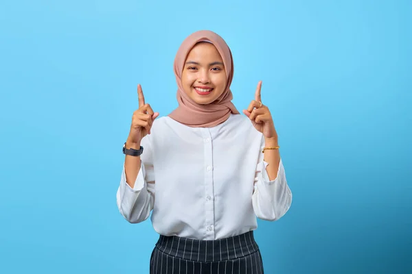 Retrato Alegre Joven Mujer Asiática Señalando Promoción Anuncios Directos —  Fotos de Stock