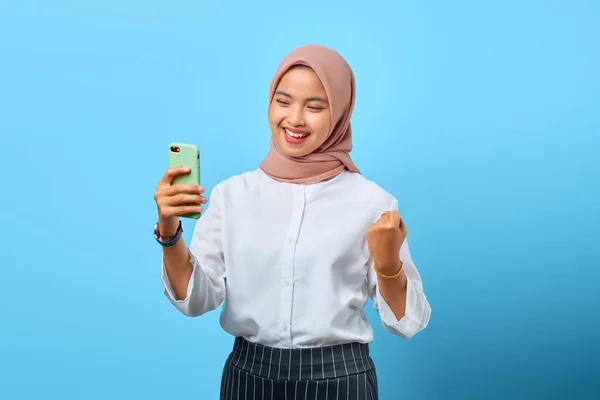 Retrato Mujer Asiática Alegre Emocionada Mirando Teléfono Móvil Celebrando Éxito —  Fotos de Stock