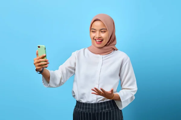 Portrét Vzrušené Veselá Mladá Asijská Žena Při Pohledu Mobilní Telefon — Stock fotografie