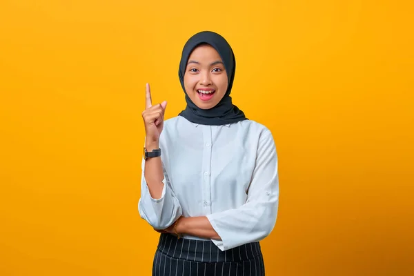 Heyecanlı Güzel Asyalı Kadın Işaret Parmağını Kaldırıyor Sarı Arka Plan — Stok fotoğraf