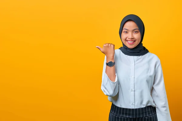 Gülümseyen Asyalı Genç Bir Kadın Fotokopi Alanını Işaret Ediyor Sarı — Stok fotoğraf