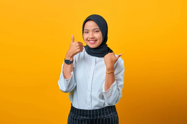 Sonriente Hermosa Mujer Asiática Haciendo Pulgar Hacia Arriba Aislado Sobre — Foto de Stock