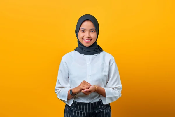 Retrato Joven Mujer Asiática Feliz Mantiene Las Manos Juntas Sobre —  Fotos de Stock