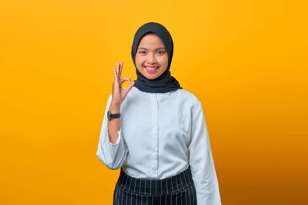 Retrato Feliz Jovem Ásia Mulher Faz Gesto Amarelo Fundo — Fotografia de Stock