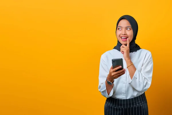 Porträt Einer Attraktiven Jungen Asiatin Mit Handy Und Hand Auf — Stockfoto