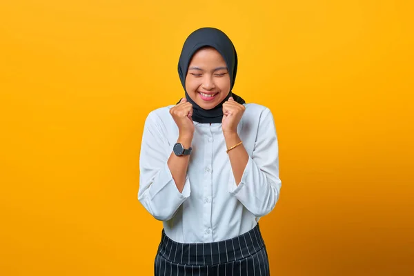 Retrato Bela Mulher Asiática Animada Celebrando Sucesso Fundo Amarelo — Fotografia de Stock