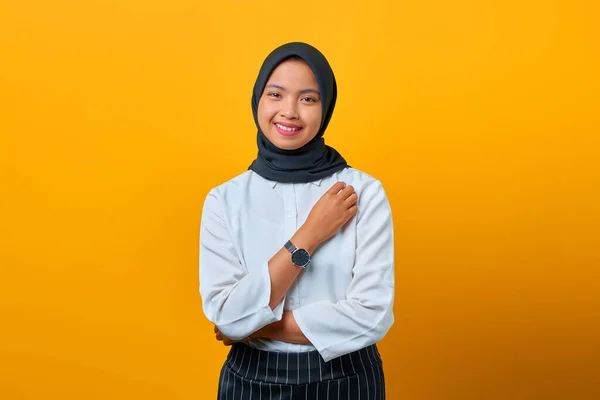 Portret Uśmiechniętej Pięknej Azjatki Hidżabie Żółtym Tle — Zdjęcie stockowe
