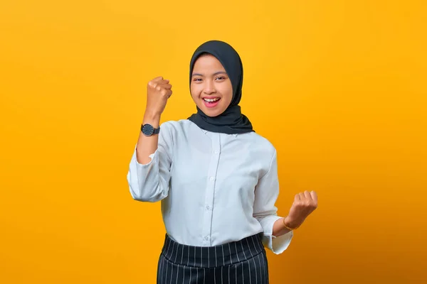 Retrato Bela Mulher Asiática Animada Regozijando Celebrando Sorte Fundo Amarelo — Fotografia de Stock