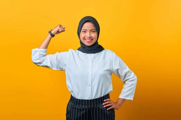 Portret Van Aantrekkelijke Jonge Aziatische Vrouw Tonen Spier Gele Achtergrond — Stockfoto