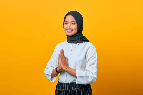 Gülümseyen Asyalı Genç Kadının Portresi Sarı Arka Planda Hoş Geldin — Stok fotoğraf