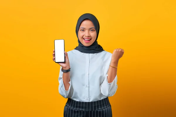 Cep Telefonlu Boş Ekran Gösteren Mutlu Asyalı Kadın Sarı Arka — Stok fotoğraf