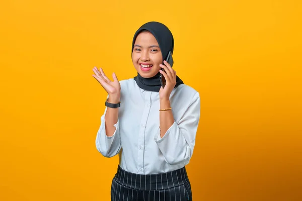Sorrindo Jovem Mulher Asiática Falando Smartphone Isolado Sobre Fundo Amarelo — Fotografia de Stock